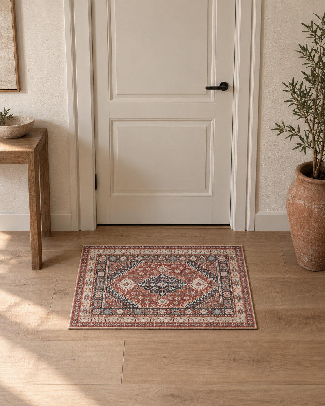 Tapis d'entrée persan vintage rouge, posé devant une porte