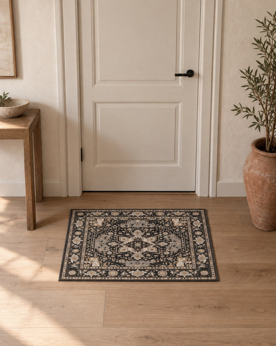 Tapis d'entrée persan vintage anthracite, posé devant une porte