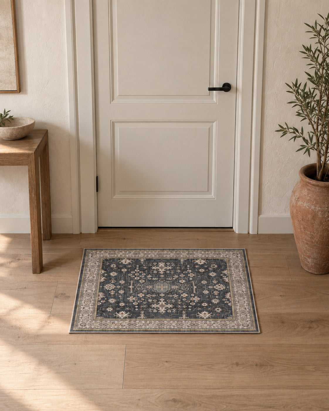 Tapis d'entrée persan vintage bleu nuit, posé devant une porte