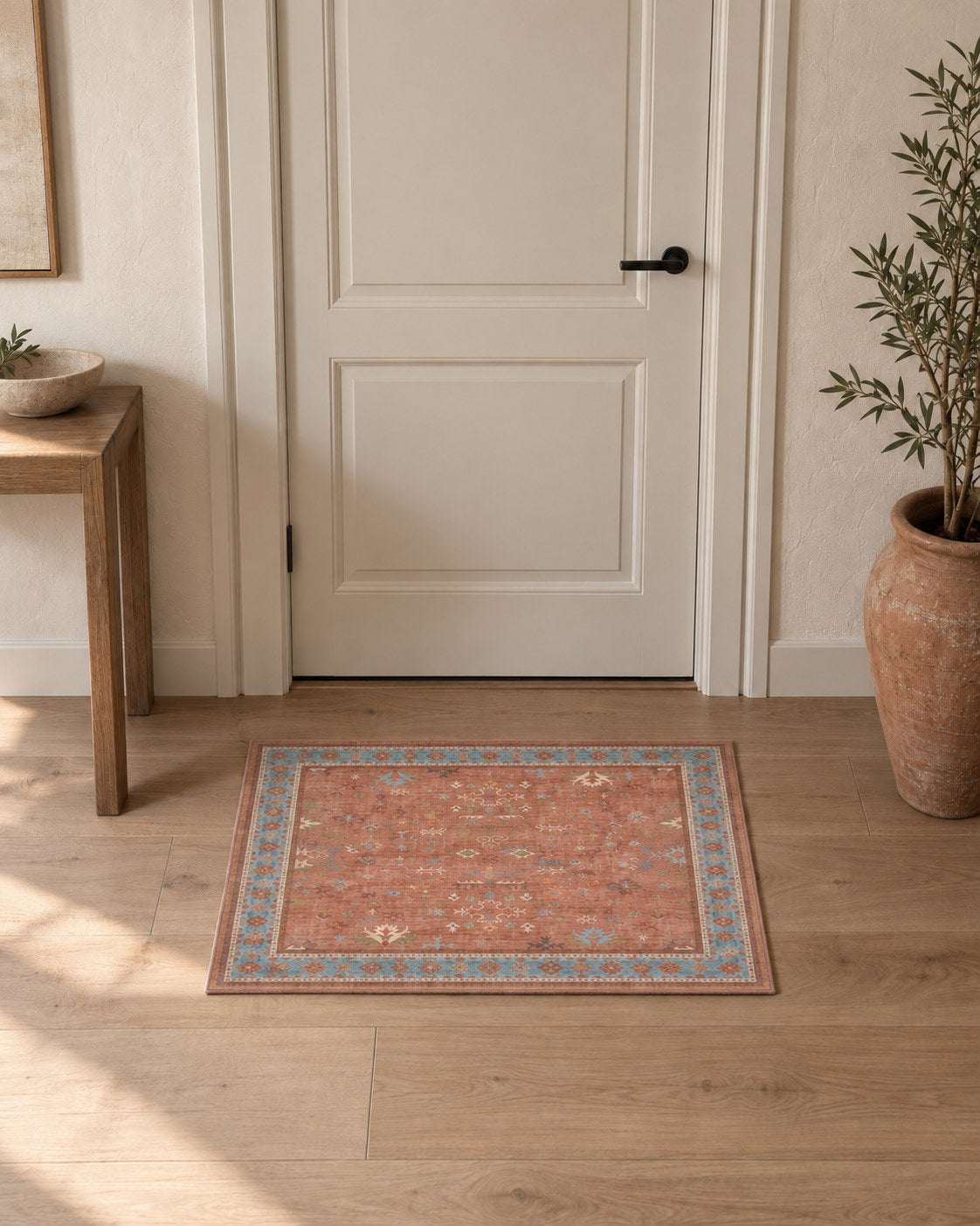 Tapis d'entrée persan vintage corail, posé devant une porte