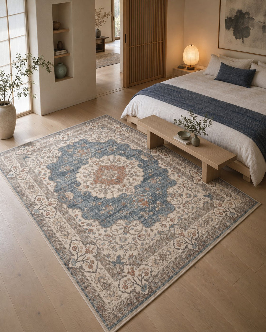 Tapis persan vintage bleu ciel dans une chambre japandi, vue d'ensemble