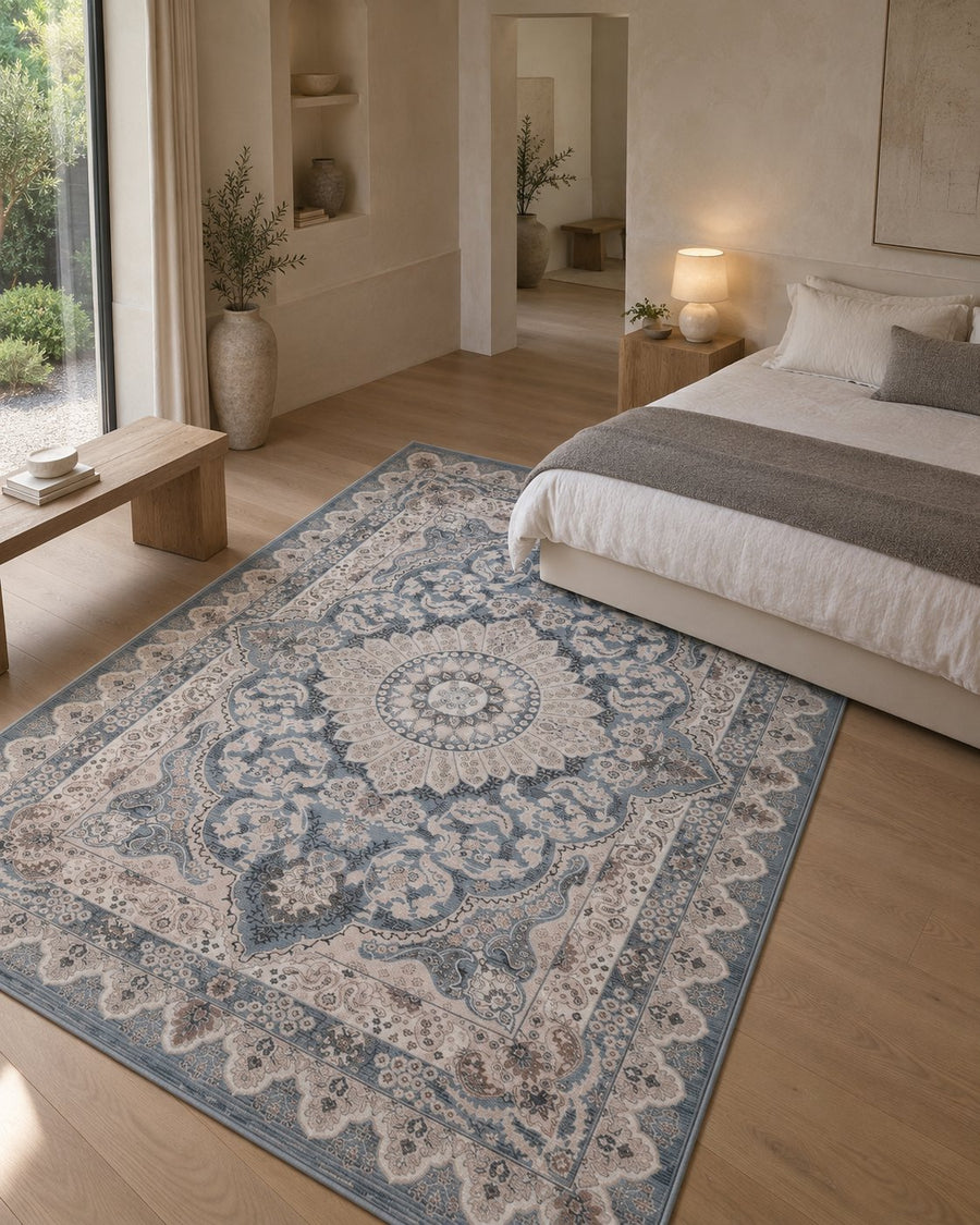 Tapis persan vintage bleu gris dans une chambre minimaliste, vue d'ensemble