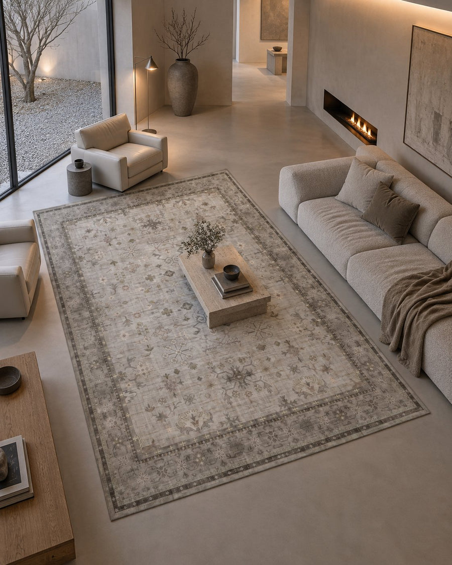 Tapis persan vintage gris clair dans une maison galerie, vue d'ensemble